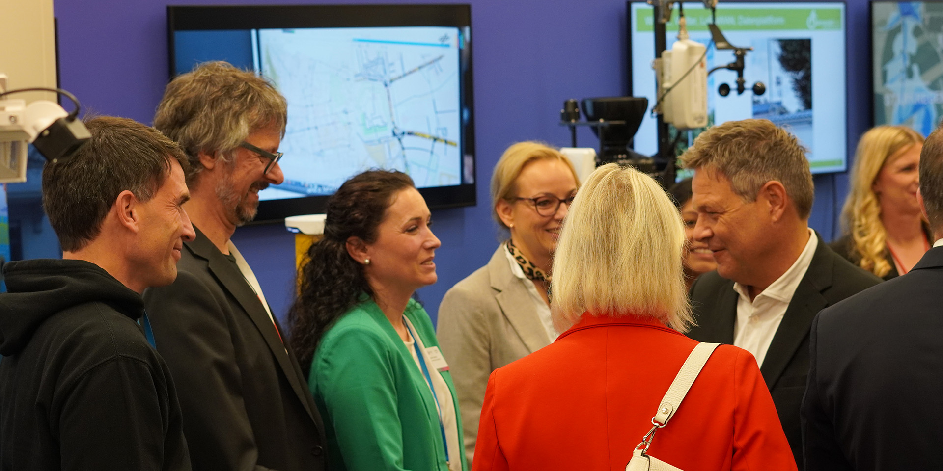 Matthias Hollick's (second from left) first guests were Federal Ministers Volker Wissing and Robert Habeck (on the right), who were accompanied by Hessian Digital Minister Kristina Sinemus on a tour of the “Market of Digital Opportunities”. Photo: emergenCITY