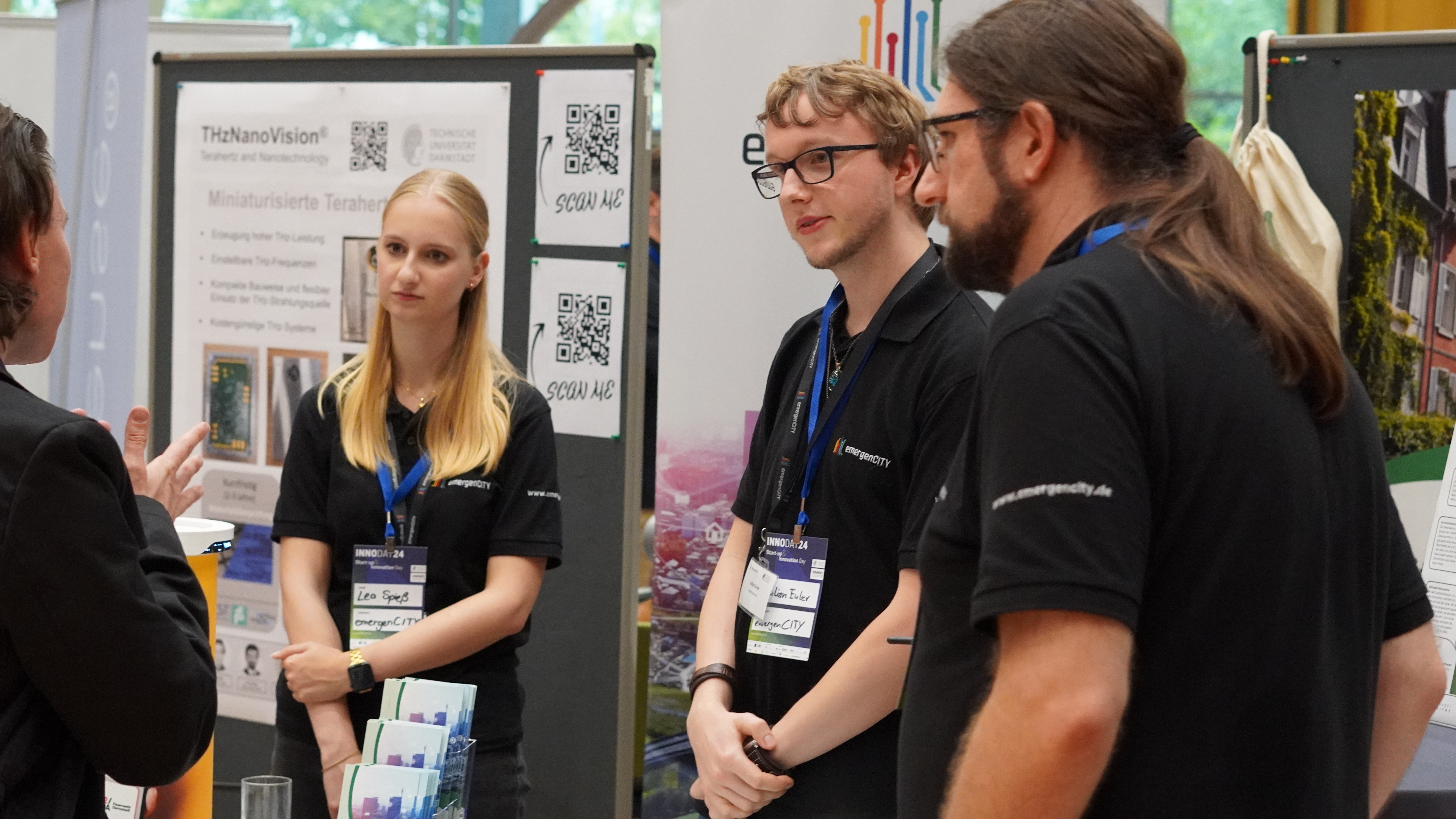 emergenCTIY employees talk to visitors at Innoday 2024.