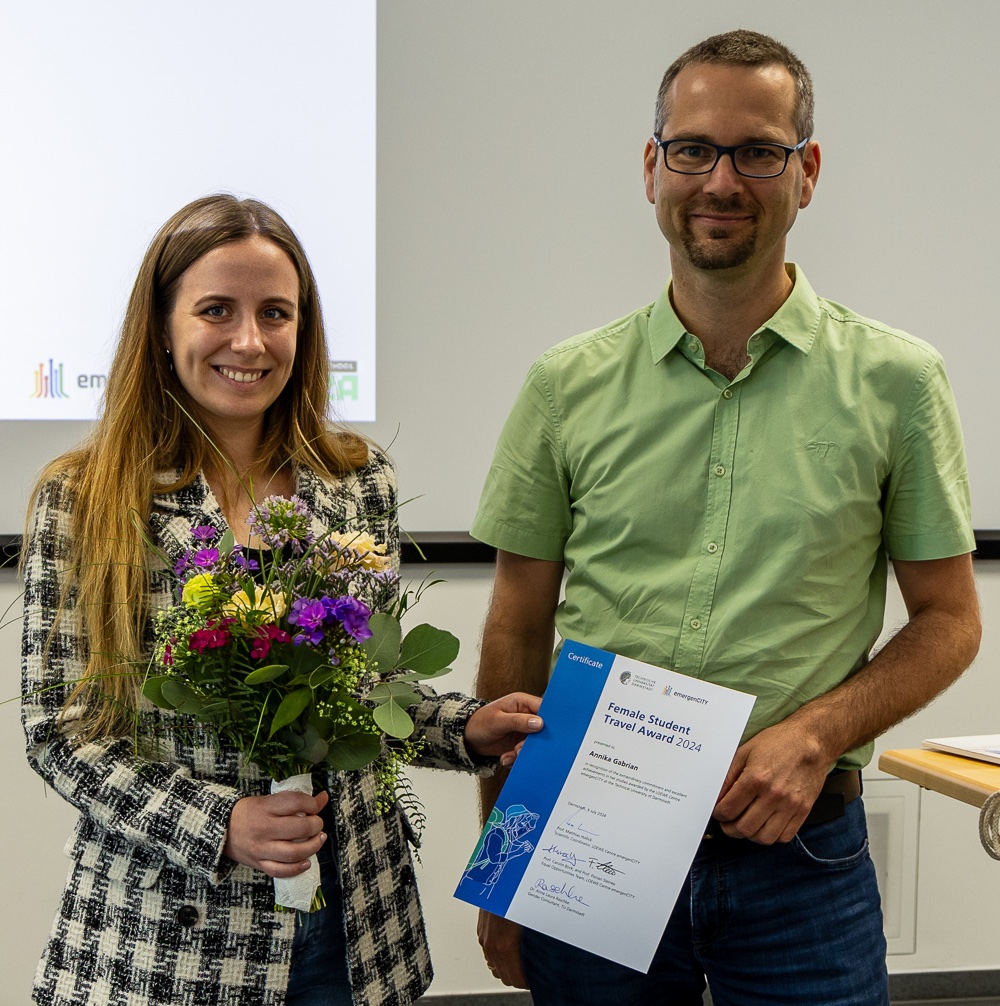 Preisträgerin Annika Gabrian mit emergenCITY-Gleichstellungsbeauftragtem Florian Steinke